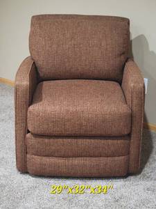 lot 39 image: Basset Furniture Swivel Armchair