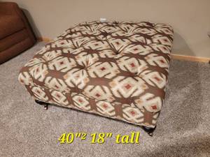 lot 31 image: Basset Tufted Ottoman