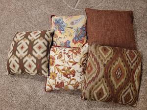 lot 64 image: Dcor Pillow Group