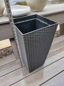 lot 60 image: Resing Urn Planters Group
