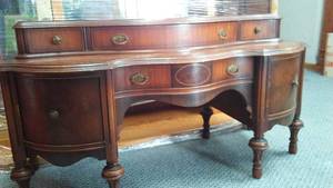 lot 34 image: Vintage Mahogany 2 Tier Table with Mirror.