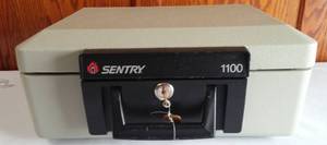 lot 38 image: Sentry 1100 Safe with Key.
