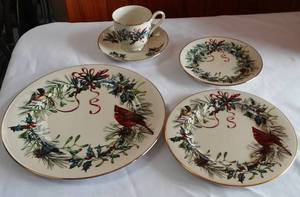 lot 67 image: Lenox Winter Greetings (5 pc) place setting.
