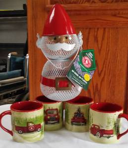 lot 71 image: Gnome mesh feeder and Mugs (4).