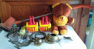 lot 89 image: Misc. variety of items with tote