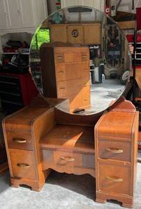 lot 102 image: Vintage Waterfall Bedroom Set