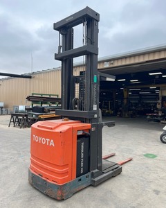 lot 72 image: 2002 Toyota Warehouse Order Picker (with new battery)