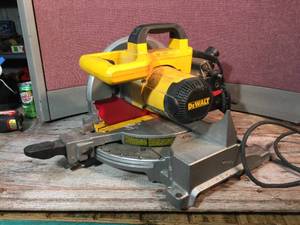 lot 15 image: Dewalt DW713 10 Compound Miter Saw