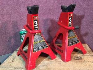 lot 21 image: Big Red Pro Series 3 Ton Jackstands