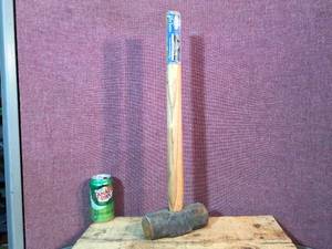 lot 27 image: 8 Lb Sledge Hammer