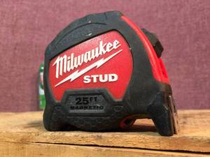 lot 38 image: Milwaukee STUD 25ft Magnetic Tape Measure