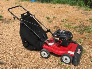 lot 2 image: Craftsman Yard Vacuum 650 Series With Bag
