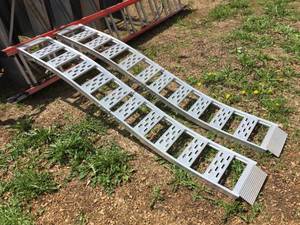 lot 9 image: Pair Aluminum Folding Arch Ramps