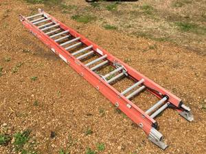lot 43 image: Werner 20 Fiberglass Extension Ladder
