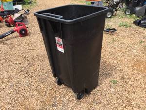 lot 48 image: Rubbermaid Roughneck 50 Gallon Can