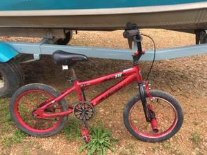 lot 51 image: Kent Schism FS16 Boys Trick Bike