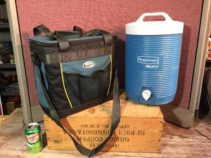 lot 76 image: Igloo - Rubbermaid Insulated Bag - Drink Dispenser