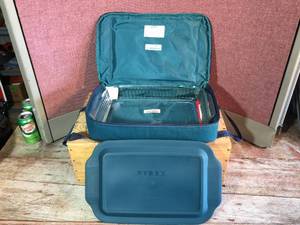 lot 105 image: Pyrex Portables 3 Qt Insulated Casserole Carrier