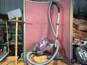 lot 107 image: Royal Dirt Devil Dash Vacuum Cleaner