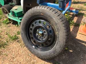 lot 213 image: Pirelli P22560R16 Like New Tire on Rim