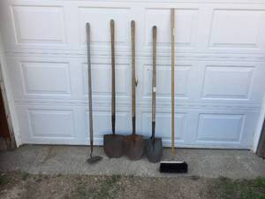 lot 223 image: Shovels - Broom - Hoe