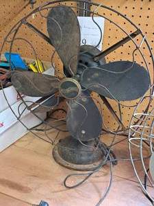 lot 153 image: Vintage Westinghouse 16 Table Fan