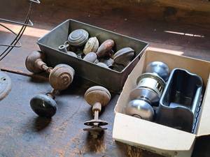 lot 170 image: Lot of (10) Assorted Vintage and Modern Door Knob Sets