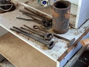 lot 180 image: 4.5 Cast Iron Forging Pot with (4) Tongs and (1) Hammer