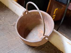 lot 185 image: #6 5-12 Cast Iron Pot