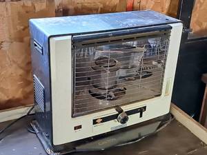 lot 248 image: Toyotomi Kero-Sun SunStream Kerosene Space Heater