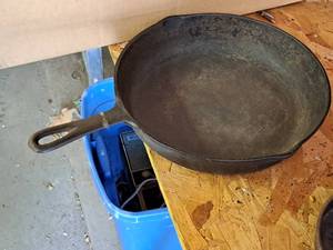 lot 260 image: No. 8 10-58 Cast Iron Skillet