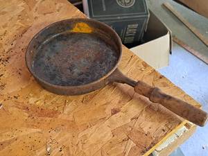 lot 261 image: 6 Cast Iron Skillet