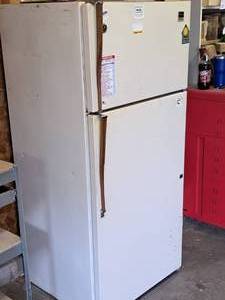 lot 288 image: Whirlpool 16.3-cu.ft. Princess Series Refrigerator Freezer ET16AKXSN00