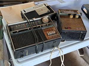 lot 304 image: Lot of (3) Vintage Radios