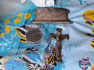 lot 314 image: Lot of (3) Dcor - 1st Natial Bank of Milaca Commemorative Coin, Jesus on Cross, Father theme Plaque