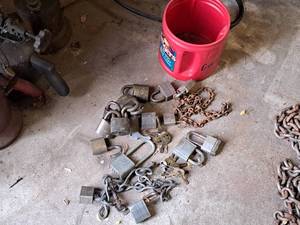 lot 316 image: Lot of (17) Padlocks (in a bucket)