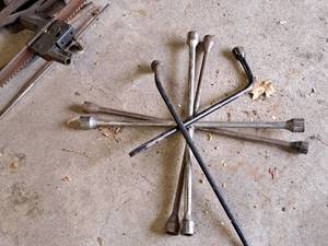 lot 322 image: Lot of (4) Wheel Lug Wrenches