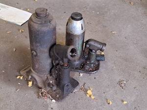 lot 324 image: Lot of (2) Hydraulic Bottle Pump Jacks