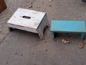 lot 325 image: Lot of (2) Wooden Step-Ups