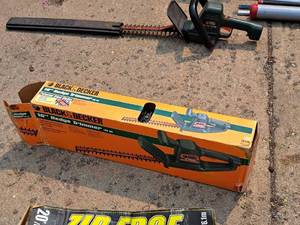 lot 333 image: Black & Decker 16 Hedge Trimmer (in box)