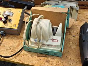 lot 344 image: Vintage Handy-Hannah Electric Knife Sharpener