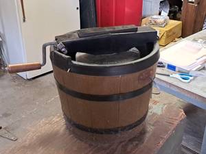 lot 353 image: Manual Ice Cream Maker