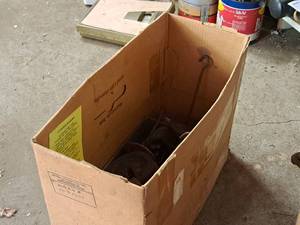 lot 364 image: Lot of (1 Box) Vintage Floor Scale Weights