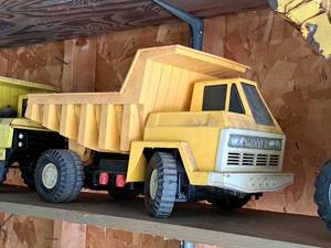lot 368 image: Mattel Dump Truck