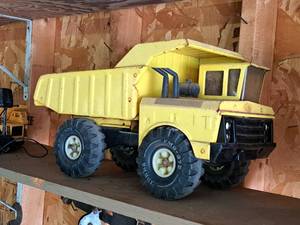 lot 369 image: Vintage Tonka Dump Truck XM8-975