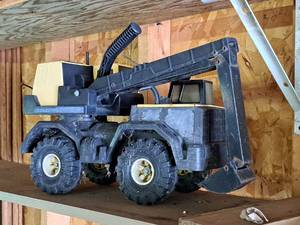 lot 372 image: Vintage Tonka Backhoe Crane XM8-975
