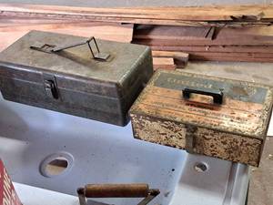lot 375 image: United Universal Carburetor Kit, Green Metal Tool Box