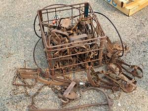 lot 397 image: Lot of (1 Tote) Assorted Animal Traps