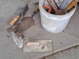 lot 409 image: Lot of (1 Bucket) Masonry Trowels and Tools