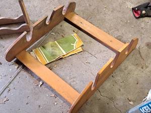 lot 417 image: Wooden Wall-Mount 3-Gun Gun Rack